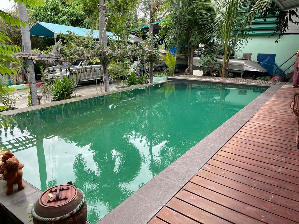 สระว่ายน้ำด้านหลัง