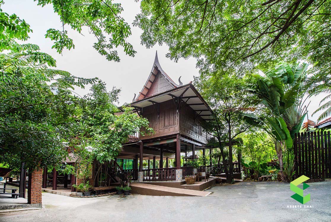 ด้านหน้าอาคารเรือนไทย มีจุดขึ้นลงรถเข็น