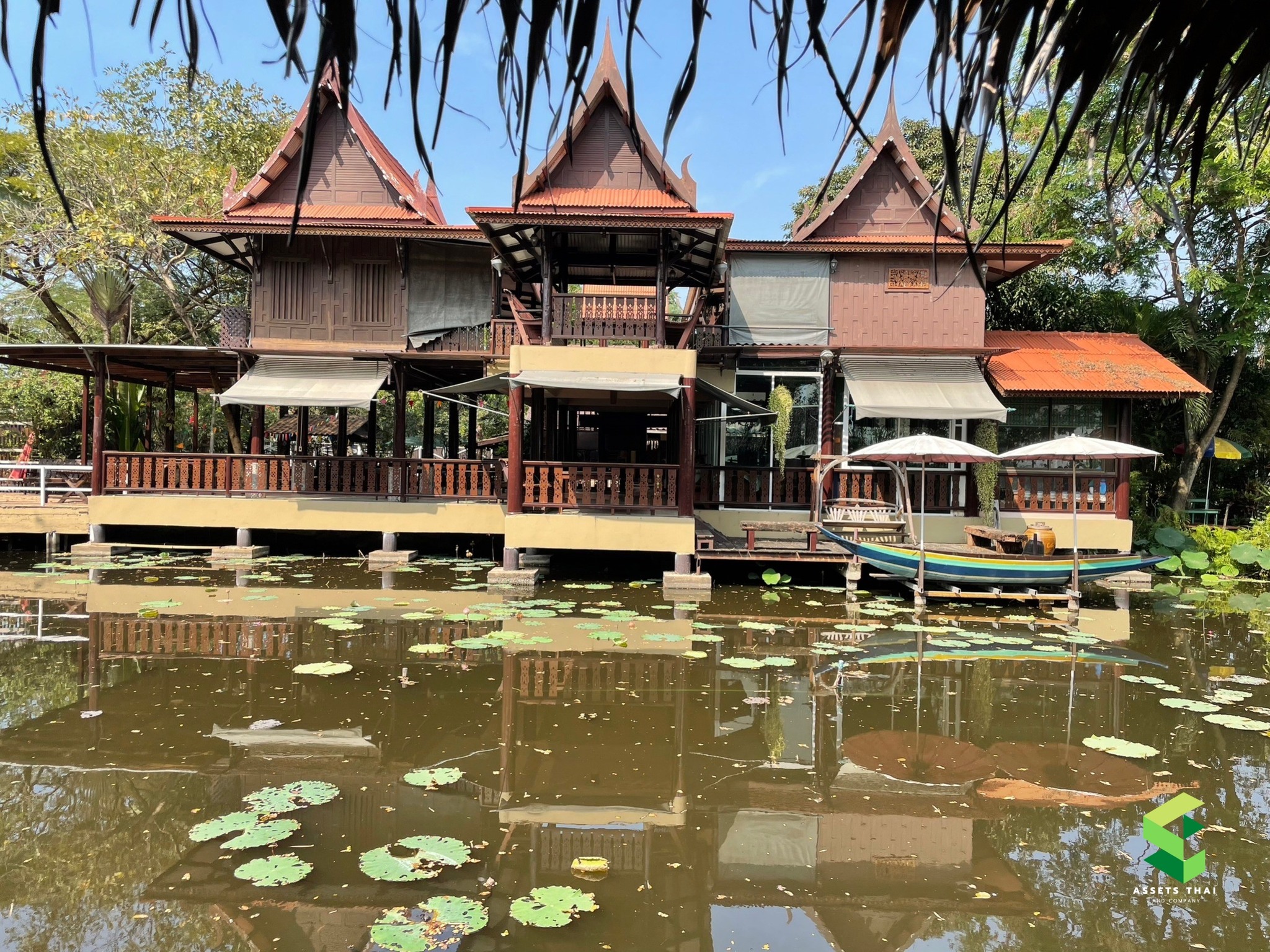 อาคารติดคลอง